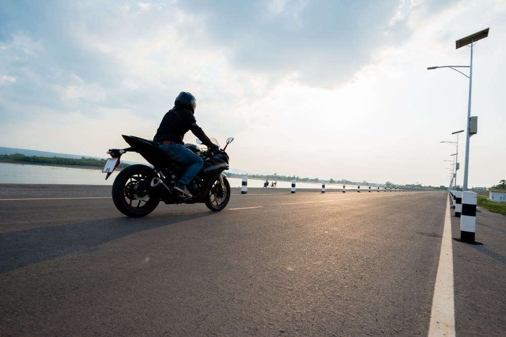 Moto paga pedágio? Regras no Free Flow e isenções (Guia 2026)